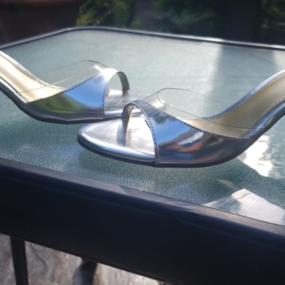 BNIB LIZ CLAIBORNE SILVER & ACRYLIC KITTEN HEELS - Picture 3 of 8